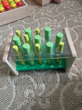 LOVEVERY Wooden Peg Matching Set in Green and Yellow - Educational Toy